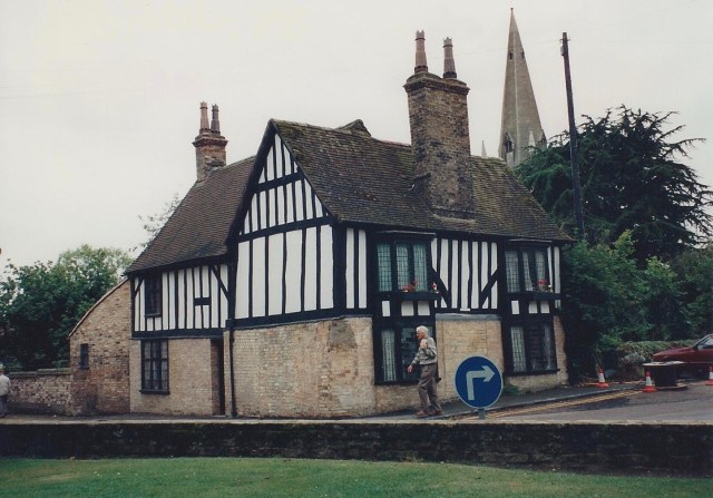 House, town of Ely-Cathedral in the background