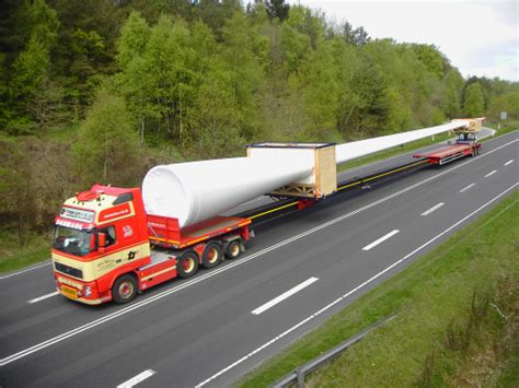 transporting-wind-turbine-blades