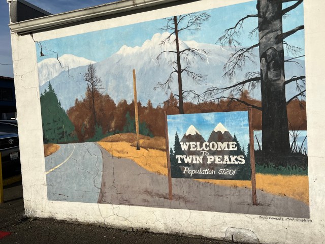 TwinPeaksWelcomeMural, North Bend