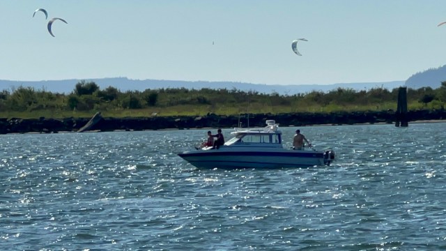Kites-JettyIsland-Boat